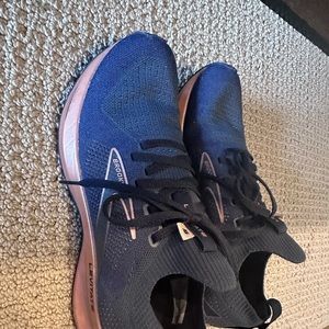 Women’s Brooks Levitate Stealth fit 5